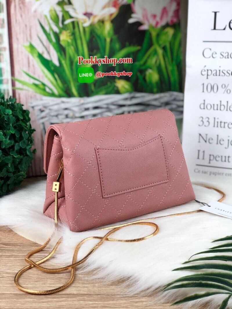 CHARLES & KEITH QUILTED PUSH-LOCK CLUTCH กระเป๋าสะพายข้าง/ครอสบอดี้ ใบกะทัดรัดวางอยู่ทรง. วัสดุหนังพิมพ์ลายคาเวียร์ ตัวกระเป๋าเดินด้ายเป็นลายตารางสวยงาม ด้านหลังมีช่องใส่บัตร 1 ช่อง เปิดปิดด้วยตัวล็อก ด้านในแบ่งเป็น 2 ช่องใหญ่ รุ่นนี้ใส่ Iphone7 ได้ กระเป
