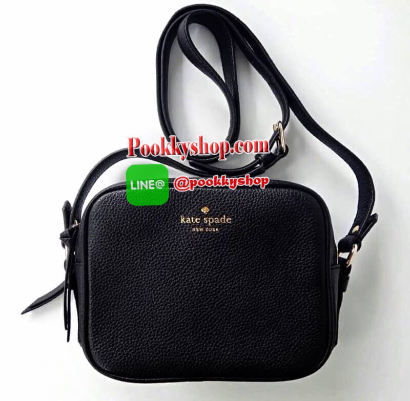 ReStock! รุ่นยอดนิยม Kate Spade NewYork Mini Leather Shoulder Bag กระเป๋าสะพายขนาดมินิหนังสวยหรูอยู่ทรงด้านหน้าประดับโลโก้สีทอง มาพร้อมหัวซิปพู่หนัง และสายสะพายยาวปรับระดับได้ ภายในมีโลโก้ ช่องซิปและช่องเล็ก ซับในสกรีนลายตามแบบฉบับของแบรนด์ ใส่กระเป๋าสตาง