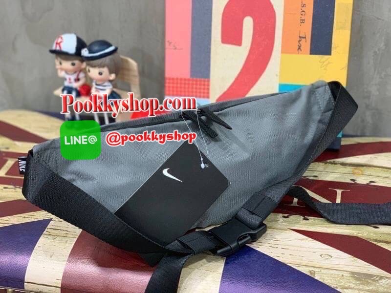 NIKE HERITAGE WAIST BAG (BA5750-010) กระเป๋าทรงคาดเอวและคาดหน้าอกสไตล์สปอร์ต เปิดปิดด้วยซิปคู่ ภายในใส่กระเป๋าสตางค์ยาวได้ ด้านหน้าสกรีนโลโก้แบรนด์ สายคาดปรับความยาวได้ฟรีไซส์ น้ำหนักเบา จะสะพายคาดอกช้อปปิ้งหรือจะวิ่งออกกำลังกายก็ได้คร้า!!
