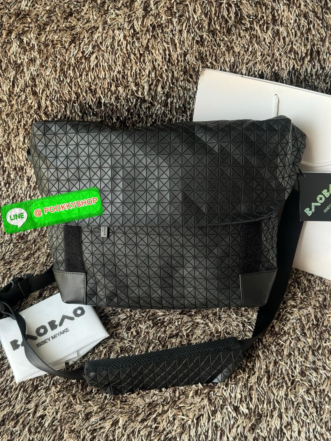 💕Baobao issey miyake Sling shoulder bag ดีไซน์เอกลักษณ์เฉพาะตัว ใส่ของได้เยอะ ช่องกระเป๋าเป็นระเบียบ โดยโดดเด่นด้วยแผ่นรูปสามเหลี่ยมอันเป็นซิกเนเจอร์ในการจัดเรียงสลับกัน รุ่นนี้ยังมีจุดเด่นในเรื่องคุณสมบัติการใช้งาน ภายในมีช่องบุหนาสำหรับใส่โน้ตบุ