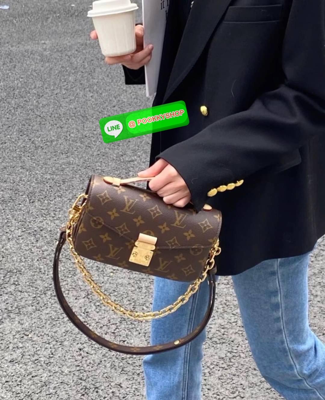 Back in stock มาค่ะใครรออยู่! ❣️ละมุนตาละมุนใจกับน้องเลยค่ะ หนึ่งในรุ่นที่สาวๆต้องมี ห้ามพลาด #ทำใจว้าวุ่นมาก😘 Louis Vuitton Pochette Métis East West 💌พร้อมส่งที่ไทย Luxury ไปกับ LV premium gift duty free ตปท. หนังแท้นิ่มอย่างดี สวย