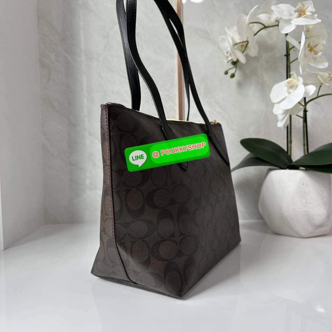 Coach 4455 ZIP TOP TOTE IN SIGNATURE CANVAS กระเป๋าสะพายไหล่ทรง Tote เปิด-ปิดกระเป๋าด้วยซิป ป้องกันของตกหล่น ภายในกว้างใส่สัมภาระได้เยอะ มีช่องเล็กใส่ของจุกจิก วัสดุแคนวาส หูจับหนังแท้ ถือไปเที่ยว ไปทำงาน สะดวกเลยค้า