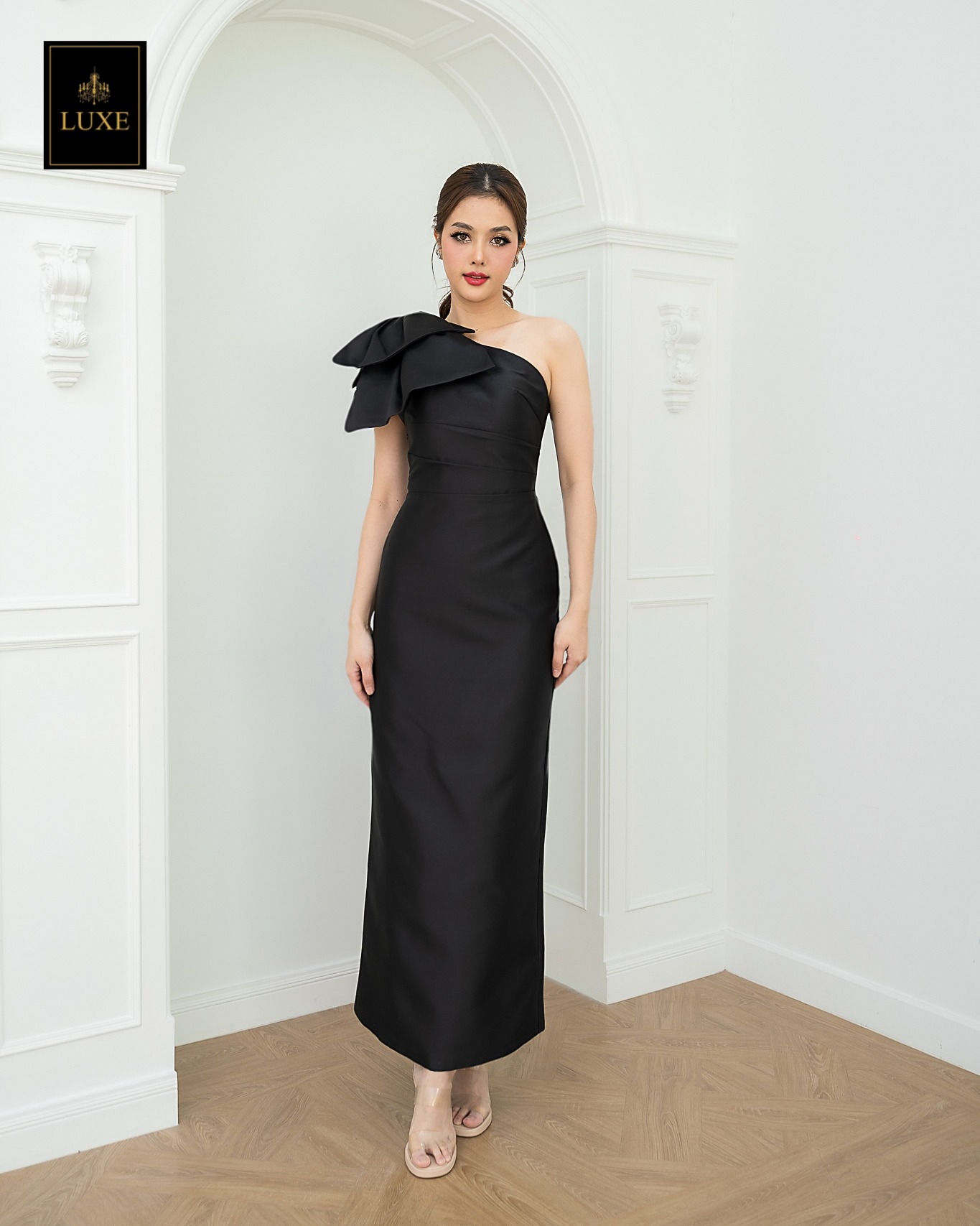 เดรสแฟชั่น เดรสเสื้อไหล่เดียวแขนกุด กระโปรงยาวทรงตรง แต่งโบว์ไซส์ใหญ่ที่ไหล่ขวา