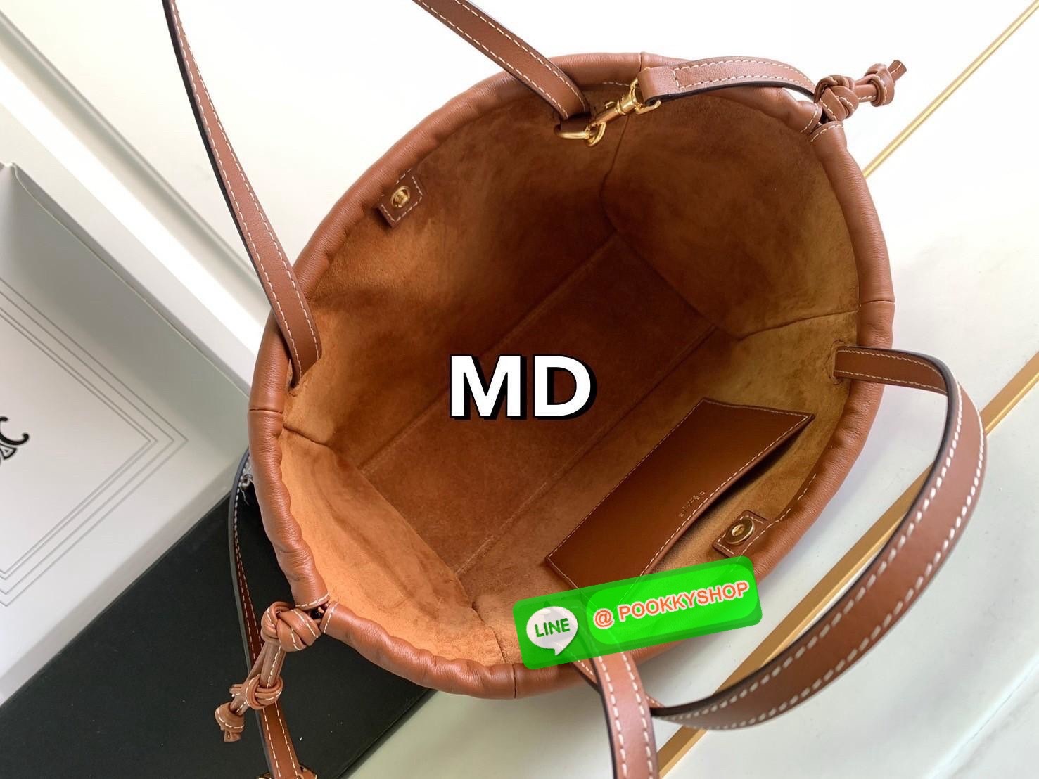 CELINE Small Cabas Drawstring Cuir Triomphe / CELINE TOTE BAG กระเป๋าทรงโท้ทน่ารักน่าใช้ ตัวกระเป๋าหนังนุ่มมาก ปากกระเป๋าเป็นหูรูดดึงปรับทรงได้สองแบบสองสไตล์ ด้านในเปิดปิดด้วยกระดุม ภายในโล่งกว้างจุของได้คุ้มๆ มาพร้อมสายสะพายยาวถอดและปรับได้ แมทช์กับเสื้อ