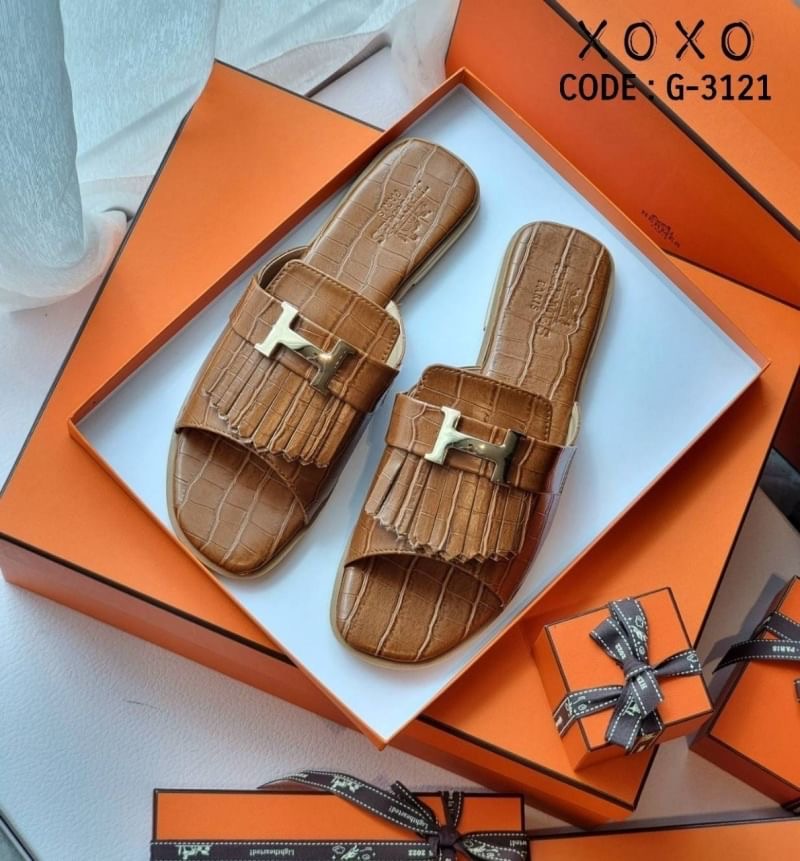 สินค้าพร้อมส่ง พื้นตีแบรนด์ : Hermes (กล่องน้ำตาลเรียบ, ไม่มี อปก.) แตะสวม งานแบรนด์ สวย หรู ดูแพงเกินราคา วัสดุหนัง PU พิมพ์ลายจรเข้ คล้ายหนังแท้ แต่งอะไหล่สีทอง แมทส์ชุดง่าย น้ำหนักเบา