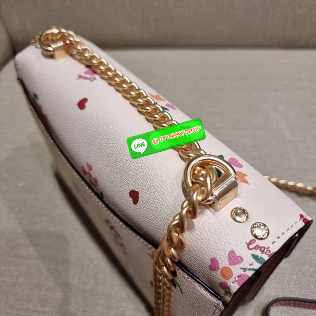 COACH C7596 KLARE CROSSBODY WITH HEART PETAL PRINT หนึ่งคอลเลคชั่นที่ฮิตไม่หยุดยั้ง!! ขายดิบขายดีทุกดีไซน์ รอบนี้มาตอบโจทย์สายหวาน ใหม่ล่าสุด น้องน่ารักม้ากกกก!! กับกระเป๋าสะพายข้าง โทนสีละมุนลูกคุณ!! คือดี!! เพิ่มลูกเล่นช่อดอกไม้หัวใจ ให้มีสีสัน สายสะพาย