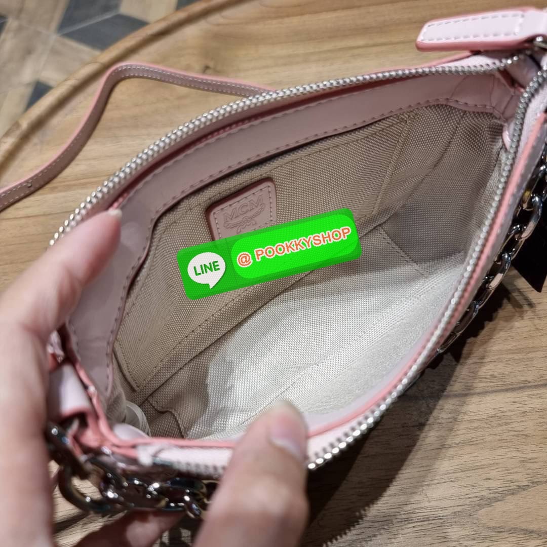 MCM MINI DELMY SHOULDER BAG จัดหนักจัดเต็ม!! ที่สุดของรุ่นที่ฮอตหนักมาก คอลเลคชั่นที่ยอดขายดีตั้งแต่วันแรกที่ลง shop ด้วยรูปทรงที่กะทัดรัด ตอบโจทย์ได้ทุกลุค ทุกไลฟ์สไตล์ ใช้งานได้ง่ายคล่องตัว กระเป๋าสะพายทรงพอช ที่มาพร้อมสายโซ่คล้องด้านหน้า และสายหนังครอส