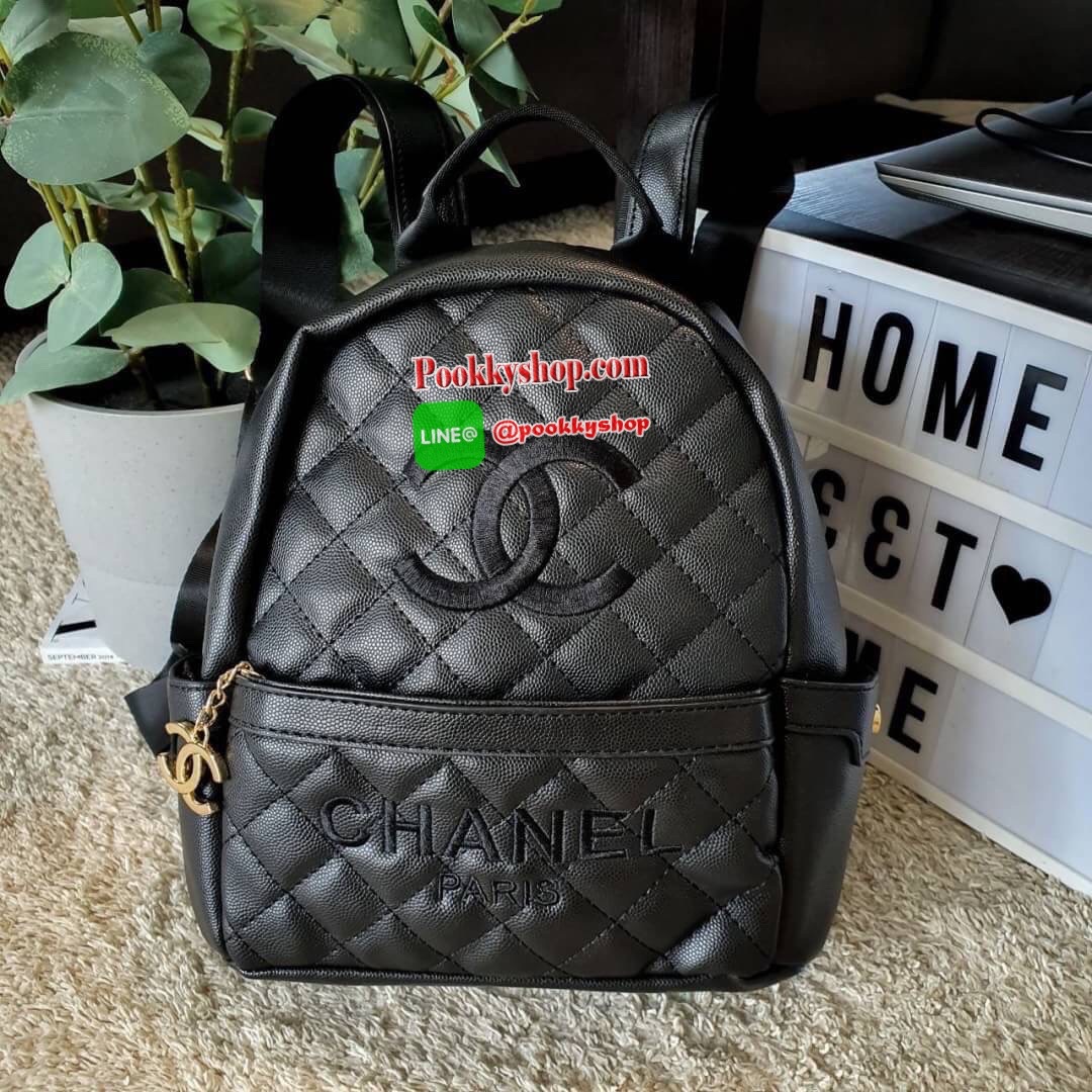 NEW ARRIVAL!! CHANEL CAVIER BACKPACK VIP GIFT BAG จากเคาร์เตอร์ต่างประเทศ วัสดุหนังพียูพรีเมี่ยมลายคาเวียร์ คุณภาพดี แข็งแรง ทนทาน กันน้ำได้ ขนาดไซส์เอ็ม กำลังน่ารัก ด้านหน้ามีช่องซิปใส่ของ เปิดปิดด้วยที่ห้อยซิป CC แบรนด์ ด้านในช่องใหญ่บุด้วยผ้าซับใน มีช่