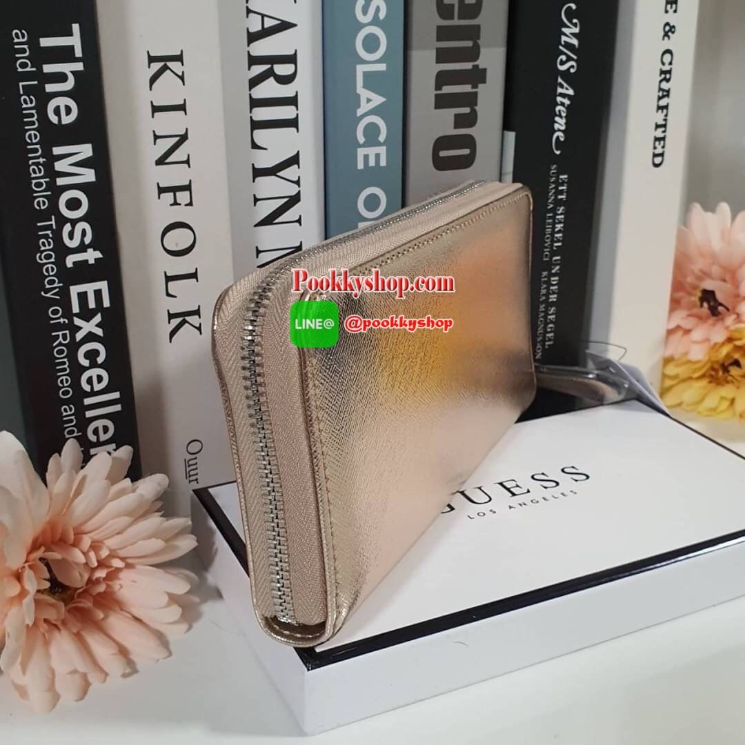 GUESS WOMEN'S WALLET กระเป๋าตังค์แบบซิปรอบ หนังลาย SAFFIANO ประดับโลโก้แบรนด์ด้านบน ด้านในมีซิปกลาง ไว้ใส่เหรียญ มีช่องใส่บัตรหลายช่อง ช่องใส่ธนบัตรมี2ช่องใหญ่ น้ำหนักเบา อุปกรณ์ครบ ห้ามพลาดค่า!