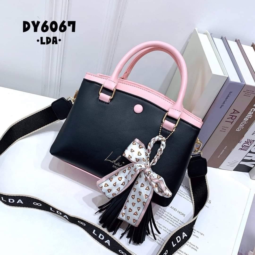 LDA BAG รุ่นใหม่ ทรูโทน งานสวยมาก!! แบรนด์แท้ 💯 หนังสวย สไตล์เรียบหรูดูดี ด้านหน้าปั้มแบรนด์ LDA ภายในกว้าง มี3 ช่องใช้งาน ใบใหญ่จุของได้เยอะมาก ดีไซส์ทรงสวยเก๋ มี 2 สาย สายสปอร์ต/สายหนัง ถือได้/สะพายได้ สายหนังปรับระดับได้ แบบสวย ทรงคลาสสิค สีสวย