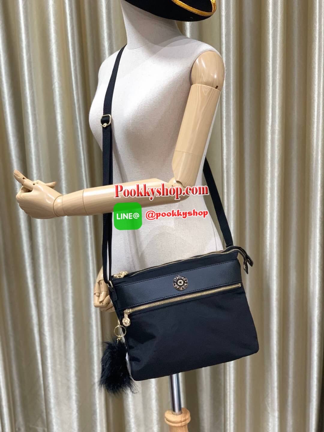 New arrival!! Kipling Kichirou BW combo Collection เปิดตัวคอลเลคชั่นใหม่จาก kipling ที่มีรุ่นและสไตล์แตกต่างกันออกไปแล้วแต่ไลฟ์สไตล์ของแต่ละบุคคล เป็นคอลเลคชั่นวัสดุpolymide100%สีดำล้วน ตัดเข้ากับอะไหล่และโลโก้ที่เป็นสีทองที่ดูแมทช์กัน ตัวโลโก้รองด้วยพื้น