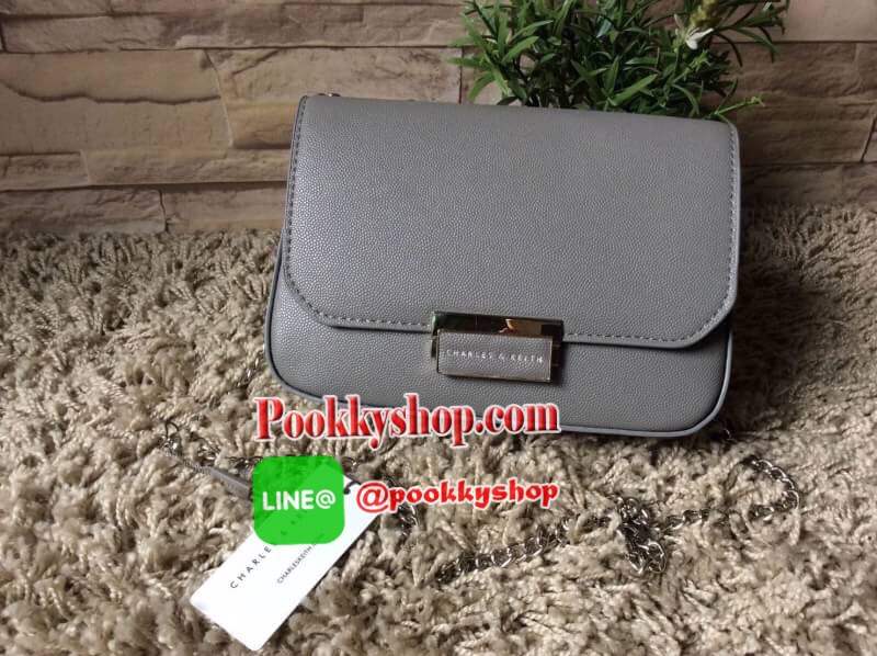 NEW ARRIVAL! CHARLES & KEITH PUSH-LOCK CHAIN SLING BAG 2018 กระเป๋าสะพายคอลเลคชั่นใหม่ล่าสุดวัสดุหนังคาเวียร์สวยอยู่ทรง ขนาดมินิกำลังดีน้ำหนักเบา เปิดปิดด้วยฝาปิดตัวล๊อคปั้มโลโก้ด้านหน้า ภายในมีช่องซิปและช่องใส่บัตร มาพร้อมสายสะพายโซ่ยาวสามารถซ้อนสายสั้นส