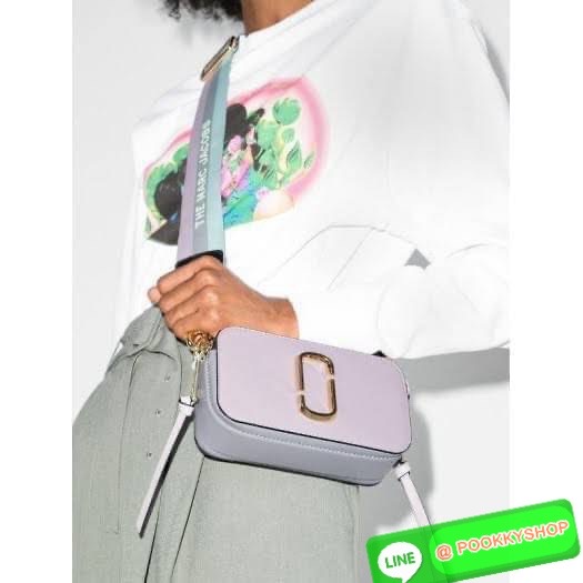 Marc Jacobs Snapshot Bag กระเป๋าแบรนด์ดังจากสัญชาติอเมริกัน นับได้ว่ารุ่นนี้เป็นรุ่นทรงฮิตของ marc jacobs เลยทีเดียว โดยด้านหน้ากระเป๋าจะเป็นโลโก้แบบโลหะที่เป็นสัญลักษณ์ของแบรนด์นี้ มาพร้อมสายสะพายที่จะสะพายยังไงก็ดูโดดเด่น เพราะขนาดใหญ่ที่สกรีนตัวอักษร m