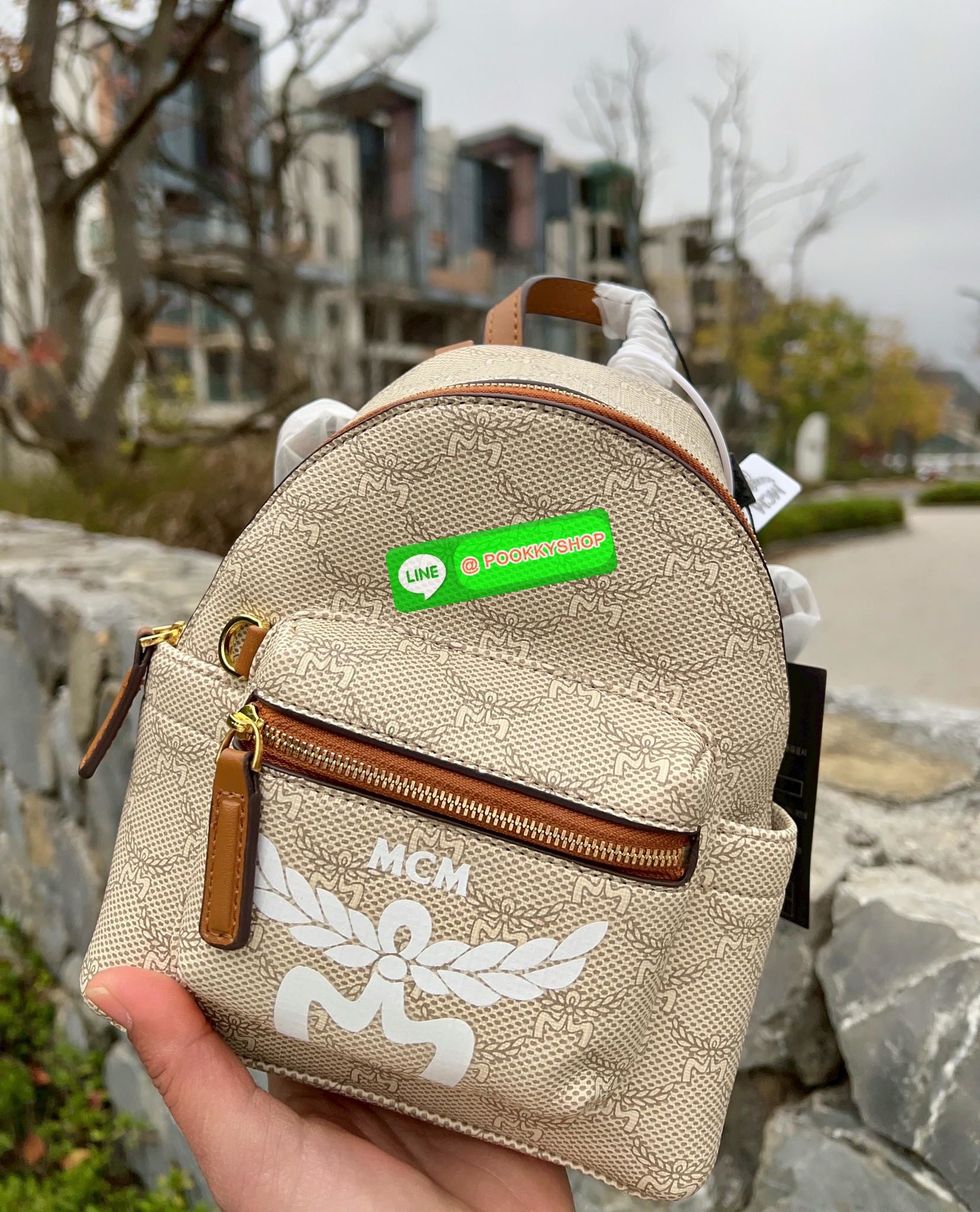 📸NEW NEW NEW!🎉🎉 เข้าแล้วสาวๆท่านใดรออยู่ จัดได้เลยค่าา อย่ารอช้าก่อนหมด! LAURETOS MCM STARK BACKPACK 📣พร้อมส่ง! บอกก่อนเลยน้องน่ารัก น่าใช้มากๆ พกพาติดตัวได้ตลอดเลยจริงๆค่า ใครมีแพลนเที่ยว ตปท.หน้าหนาวนี้จัดไปเลยค่าา สวยฉ่ำ