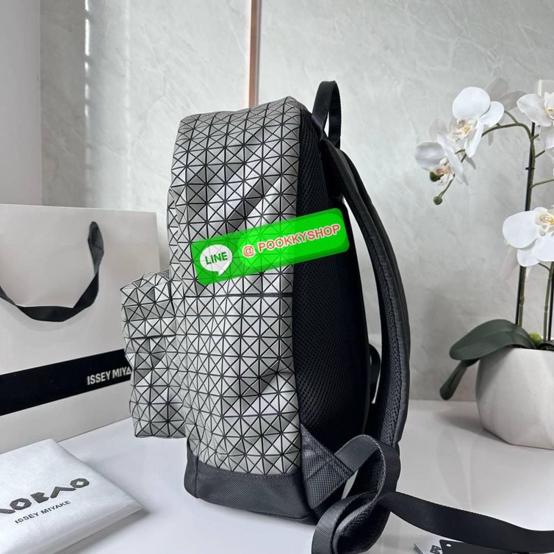 BAO BAO ISSEY MIYAKE KURO DAYPACK BACKPACK 🔖กระเป๋าเป้รุ่นฮอตทรงเรขาคณิตที่สุดในญี่ปุ่น KURO ภาษาญี่ปุ่นคือมาความเก๋ไก๋ เป็นกระเป๋าเป้ที่น้ำหนักแต่สามารถรับน้ำหนักได้ดี 🔖วัสดุ โพลียูรีเทน(Polyurethane) น้ำหนักเบา มีความแข็งแรง 🔖เปิ