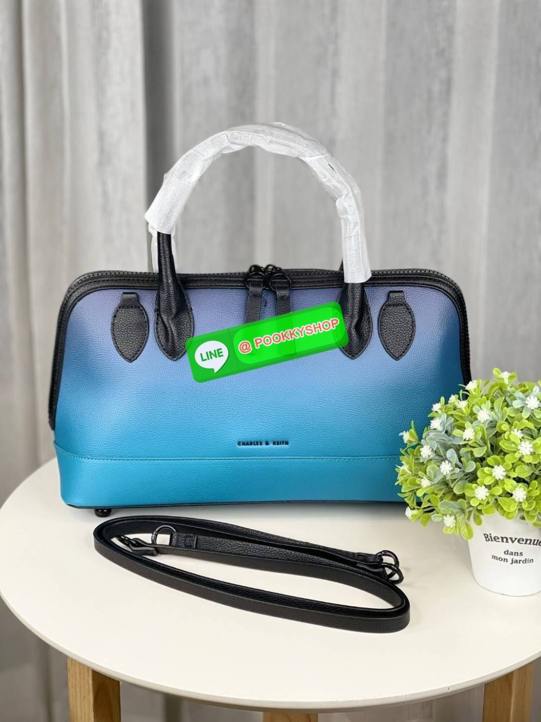 Charles&Keith แท้ Outlet กระเป๋าทรงโดม หรูหราดูไฮ มาพร้อมกับสายสะพาย สำหรับสะพายไหล่ เปิดปิดด้วยซิปคู่ ฐานตั้งอยู่ทรงใบใหญ่ จุของได้เยอะ