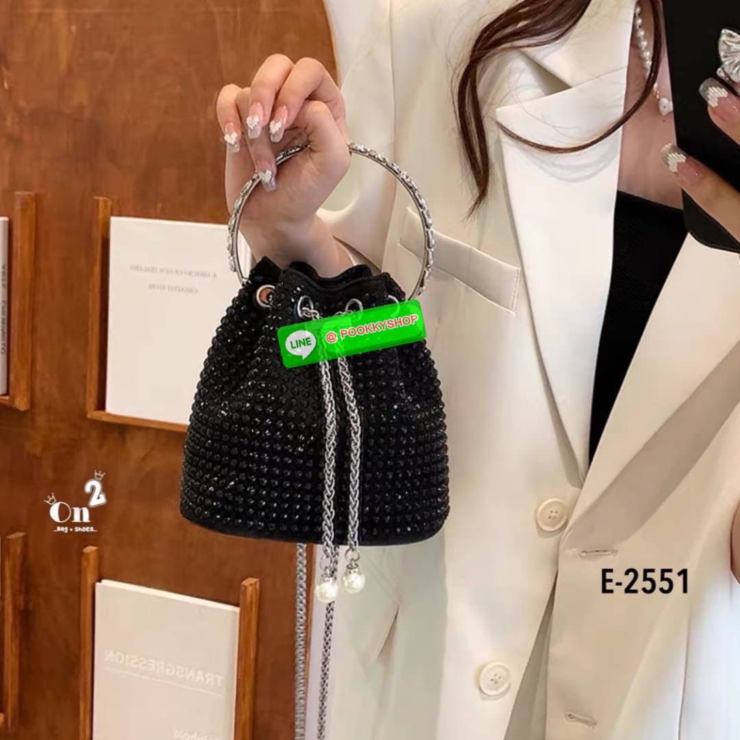 New arrivals 👜👜กระเป๋าแฟชั่นมาใหม่ ทรงขนมจีบ เปิดปิดแบบหูรูด วิ้งๆ น่าใช้มากค่ะสายสะพายโซ่แบบ Cross body จับจองกันเลยคร่าสาวๆไม่มีไม่ได้แล้ว สวยทุกสีคร่า