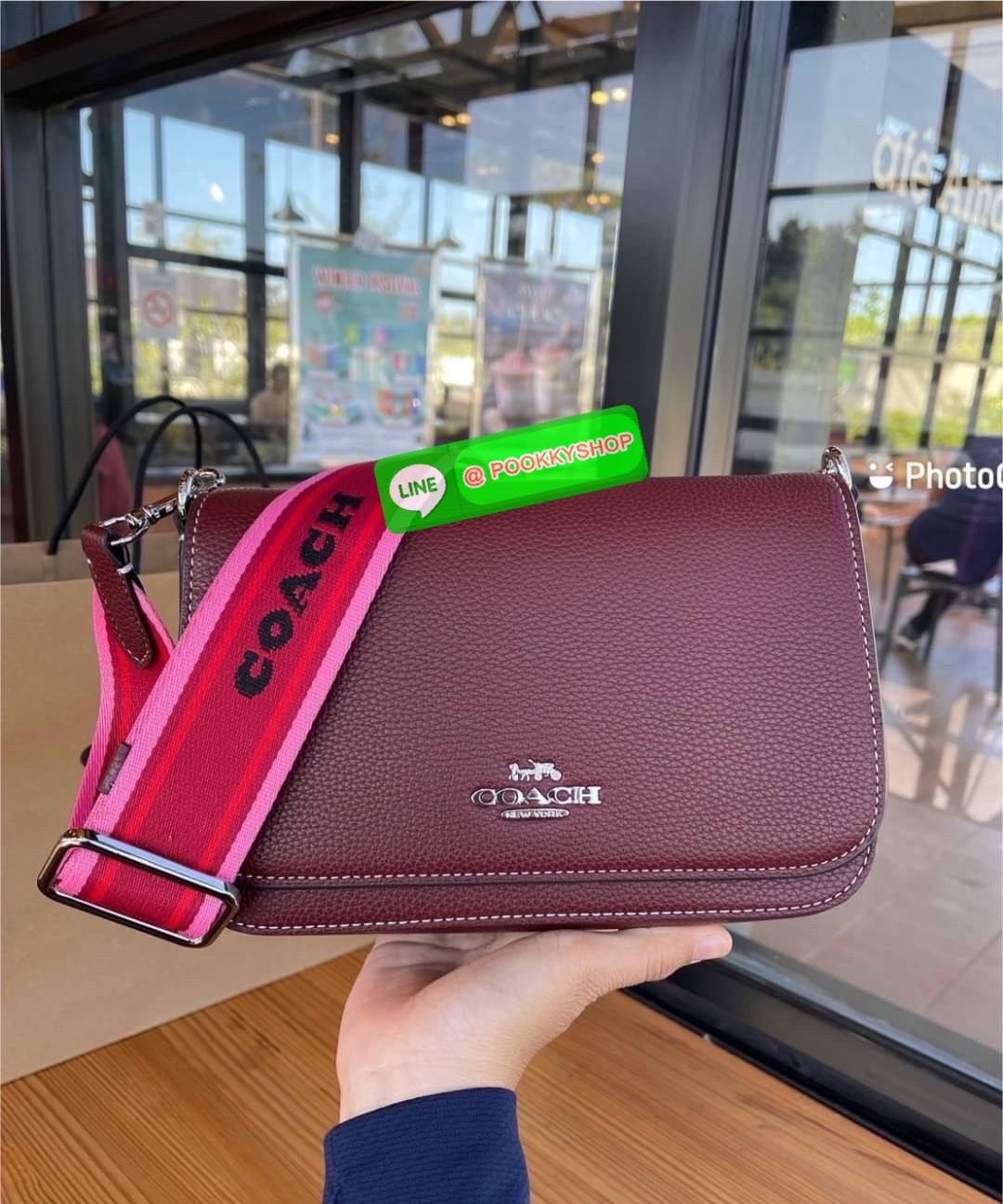 COACH CH483 – Camera Bag Strap Logo สุดจี๊ด รุ่นยอดนิยม โดดเด่นด้วยสายสะพายผ้าแถบโลโก้ COACH สีน้ำตาล -ดำ สะดุดตาไม่ซ้ำใคร! ดีไซน์ทรงกล่องกระทัดรัด ใส่มือถือ กระเป๋าสตางค์ และของใช้ประจำวันได้ครบ วัสดุ Signature coated canvas + หนังแท้ มาพร้อมฮาร์ดแวร์ทอง