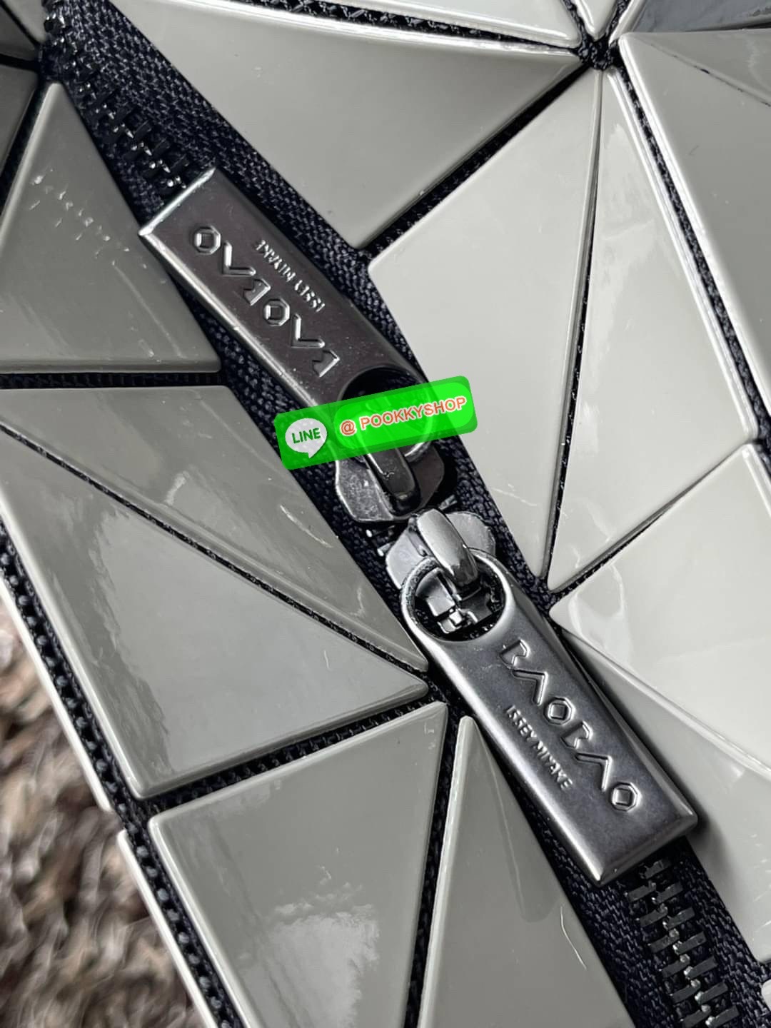 💕 Bao Bao Issey Miyake ROCK MATTE ซีรีส์นี้จะเป็นทรงสี่เหลี่ยมผืนผ้า มีซิปปิดด้านบน ถือเป็นรุ่นที่เหมาะกับการใช้งานในชีวิตประจำวัน สามารถพับมุมและบริเวณด้านล่างของกระเป๋าเพื่อเพิ่มความสะดวกสบายในการใช้งาน ทั้งยังช่วยให้วางกระเป๋าในแนวตั้งได้อีกด้ว