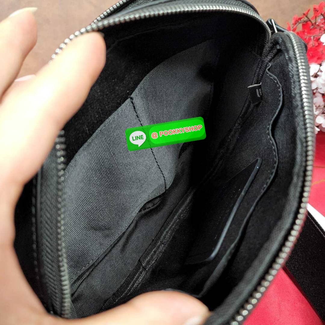 กระเป๋าสะพายข้างผู้ชาย COACH Graham Crossbody In Blocked Signature C9965 กระเป๋าผ้าเคลือบซิกเนเจอร์และหนังอย่างดี ภายในกระเป๋าเอนกประสงค์ ปิดซิปคู่ ซับในผ้า กระเป๋าสลิปด้านนอก สายปรับได้ยาว 25 นิ้ว สำหรับสะพายไหล่หรือสะพายข้าง