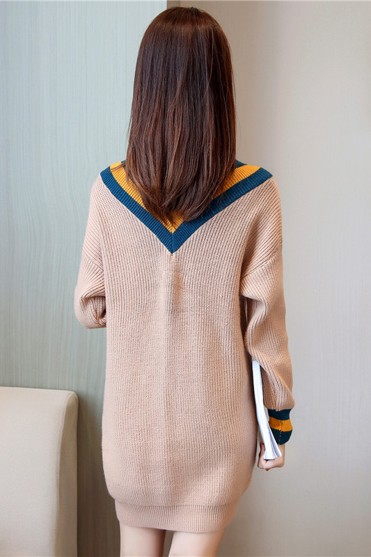 เสื้อผ้าแฟชั่นนำเข้า : เสื้อกันหนาวไหมพรม พร้อมส่ง สีกากี คอเสื้อวี สลับสีเก๋ แขนยาว ถักลายลูกโซ่ด้านหน้า น่ารักๆ ใส่กันหนาวได้ค่ะ ผ้าไหมพรมเนื้อหนาใส่แล้วอุ่นแน่นอนค่ะ เนื้อนิ่มใส่สบายรับรองไม่คันไม่ระคายค่ะ มีความยืดหยุ่นได้ สินค้าจริงน่ารัก งานสวยเหมือ