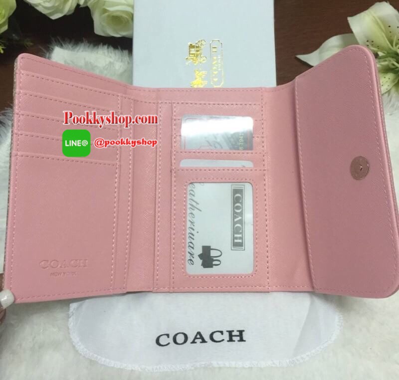 COACH รุ่น F32485 MEDIUM ENVELOPE WALLET IN SIGNATURE CANVAS (IMAA8s) กระเป๋าสตางค์สามพับ วัสดุ Siganture Coated Canvas เปิด-ปิดกระดุมแป๊ก ใส่บัตรได้มากกว่าสิบใบ ขนาดกำลังดี ดีไซต์โทนสีได้น่ารักมากๆ โลโก้สีทองประดับด้านหน้า น้ำหนักเบา สวยหรูตามสไตล์Coach