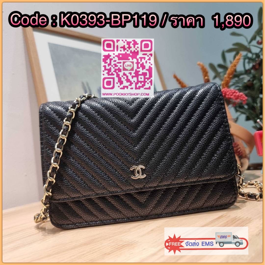 RESTOCK!! ลายวียอดฮิต Premium for gift จากแบรนด์ Chanel กระเป๋าสะพายข้างหนังลายคาร์เวีย มาพร้อมโซ่สะพายในตัว (ถอดออกไม่ได้) อะไหล่ทองเรียบหรู ดูผู้ดี้ ผู้ดี!! เปิด-ปิดกระเป๋าด้วยกระดุมแม่เหล็ก ภายในกระเป๋าเป็นช่องโล่ง มีช่องแยก 1 ช่อง ช่องซิปกลางอีกช่อง ส