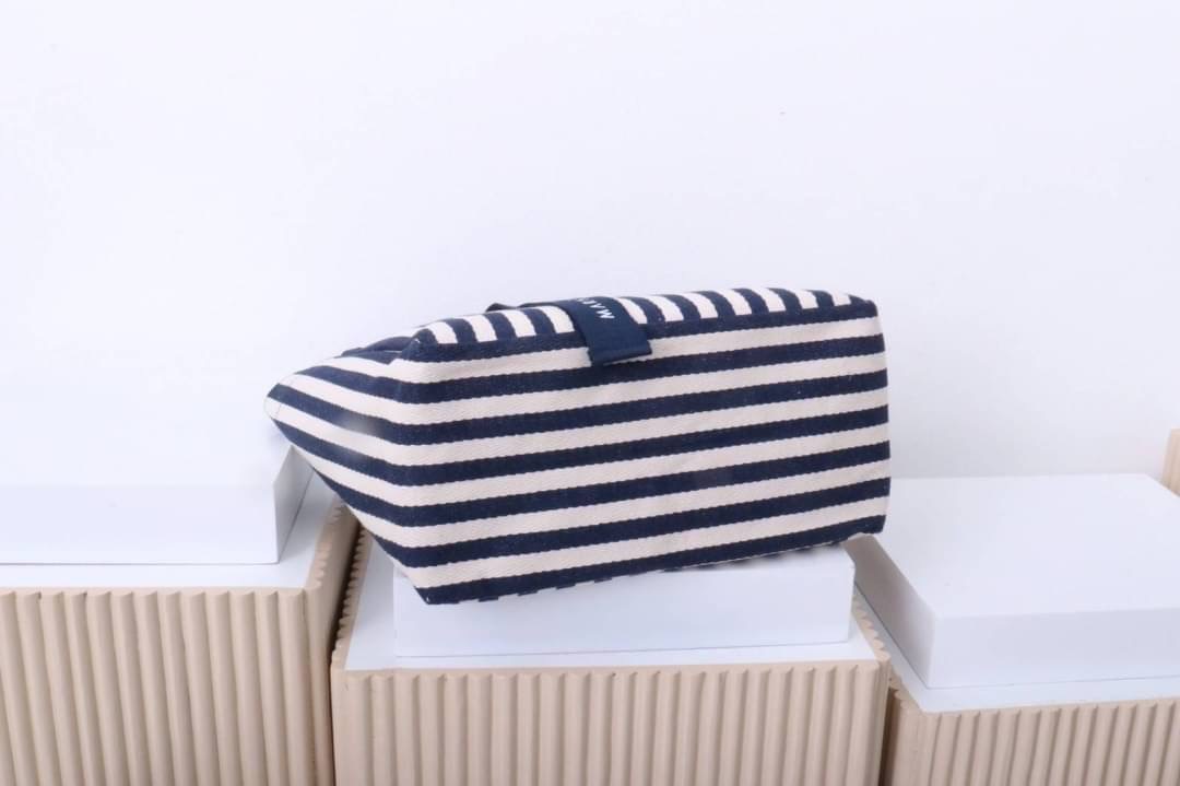 มาอีกรอบละจร้าาา 💥MJ ตัวใหม่ล่าสุด บอกเลยของมันต้องมี ใบใหญ่จุใจใส่ของได้จุกๆ ดีไซน์แบบ shopping bag ถือได้หิ้วได้ น่าร๊ากๆๆๆ เนื้อผ้าวัสดุอย่างดีและหนา มาตามคำเรียกร้อง...