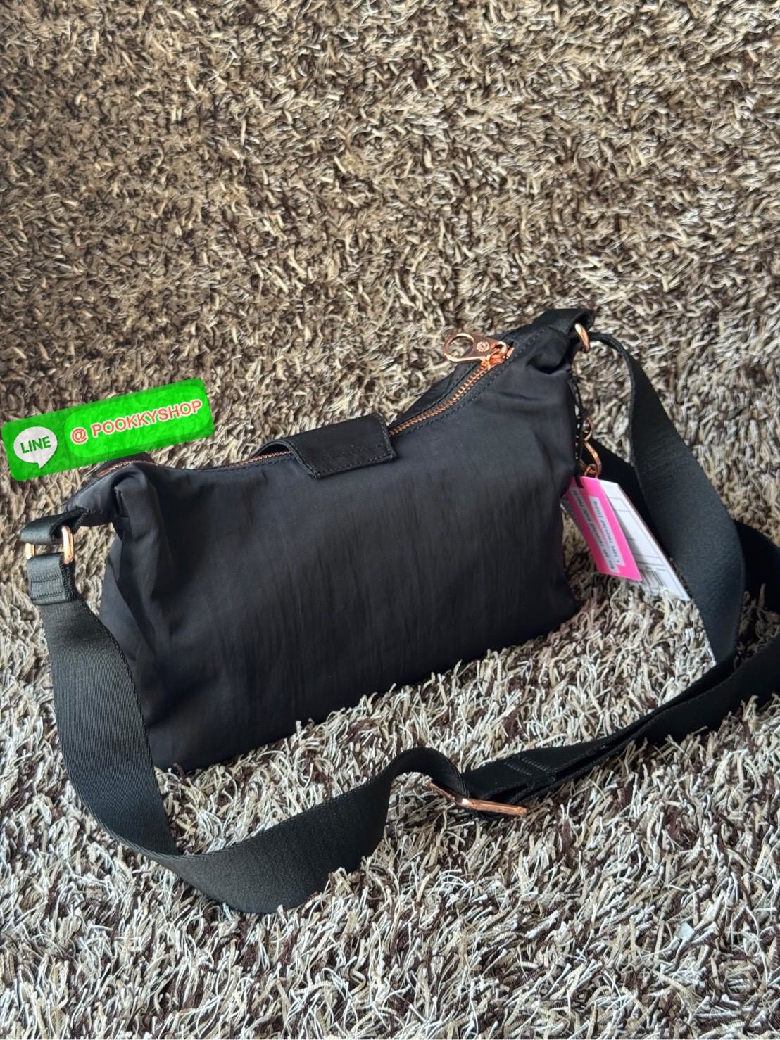 Kipling Syro Shoulder bag กระเป๋าในสไตล์มินิมอล แต่สามารถใส่สิ่งของได้ครบครัน มีทั้งช่องซิปภายในและนอก น้ำหนักเบา มีสายสะพายครอสบอดี้ได้