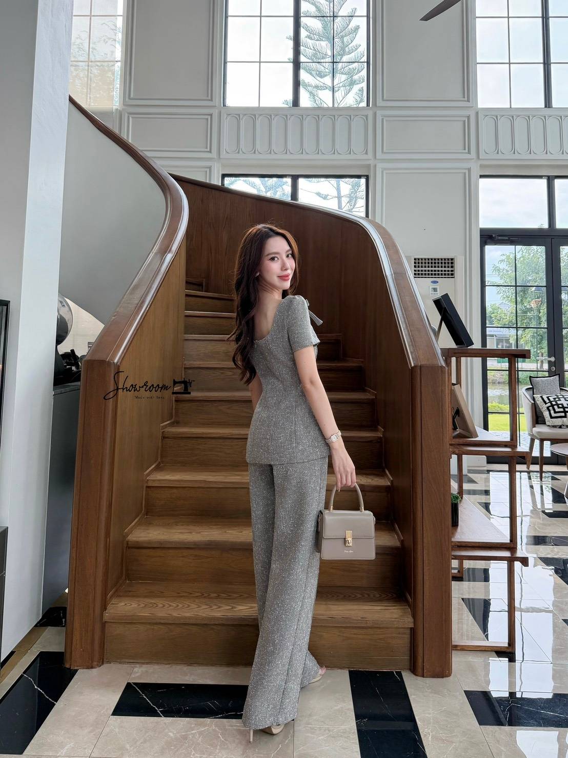 ชุดเซทแฟชั่น เซ็ตเสื้อแขนสั้น คอเหลี่ยม แต่งโบว์ มาพร้อมกางเกงขายาวทรงสวยเข้าเซ็ต