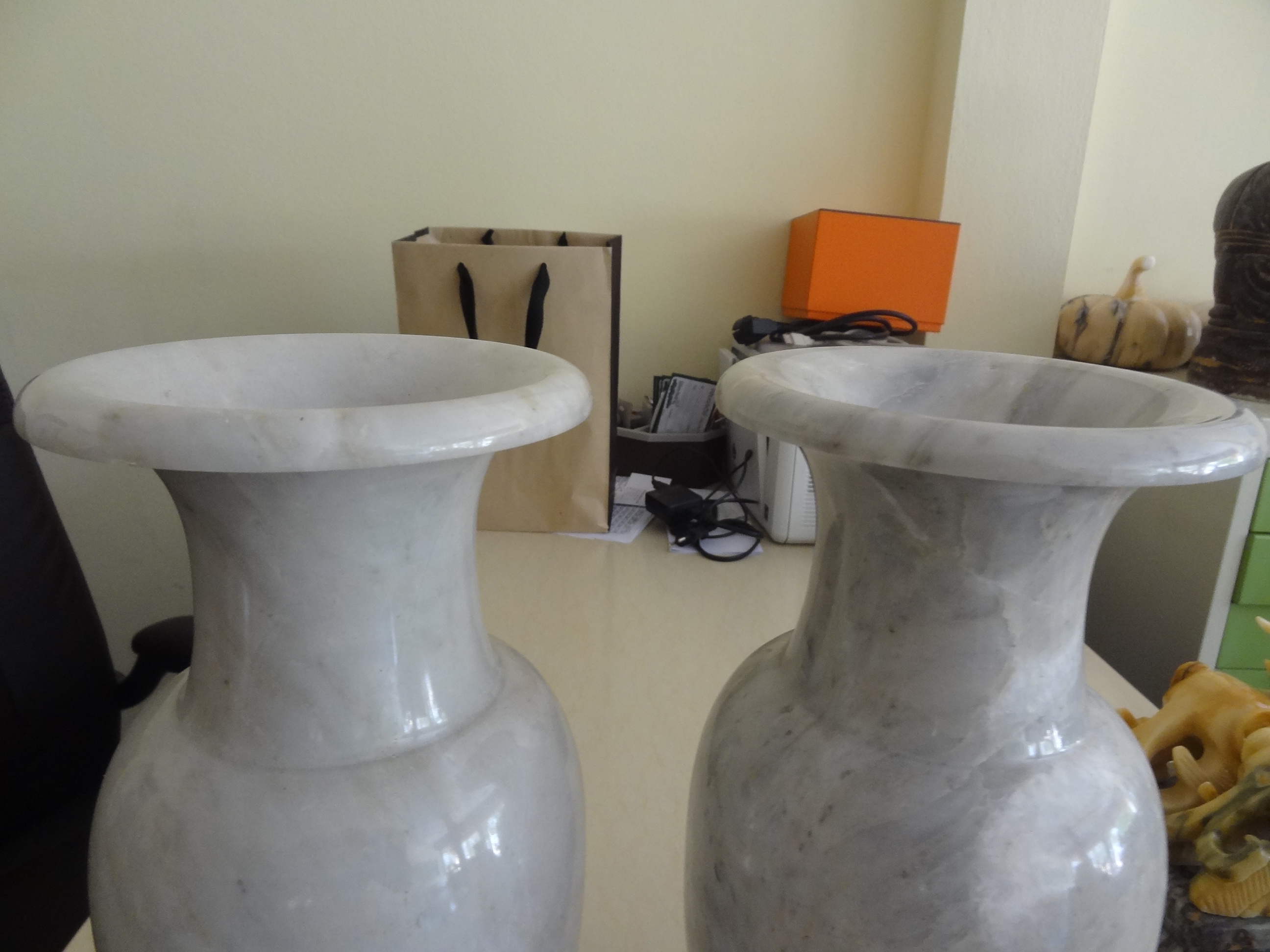 แจกันหินอ่อน 1 คู่ ขนาดสูง 23 เซนติเมตร กว้าง 10 เซนติเมตร