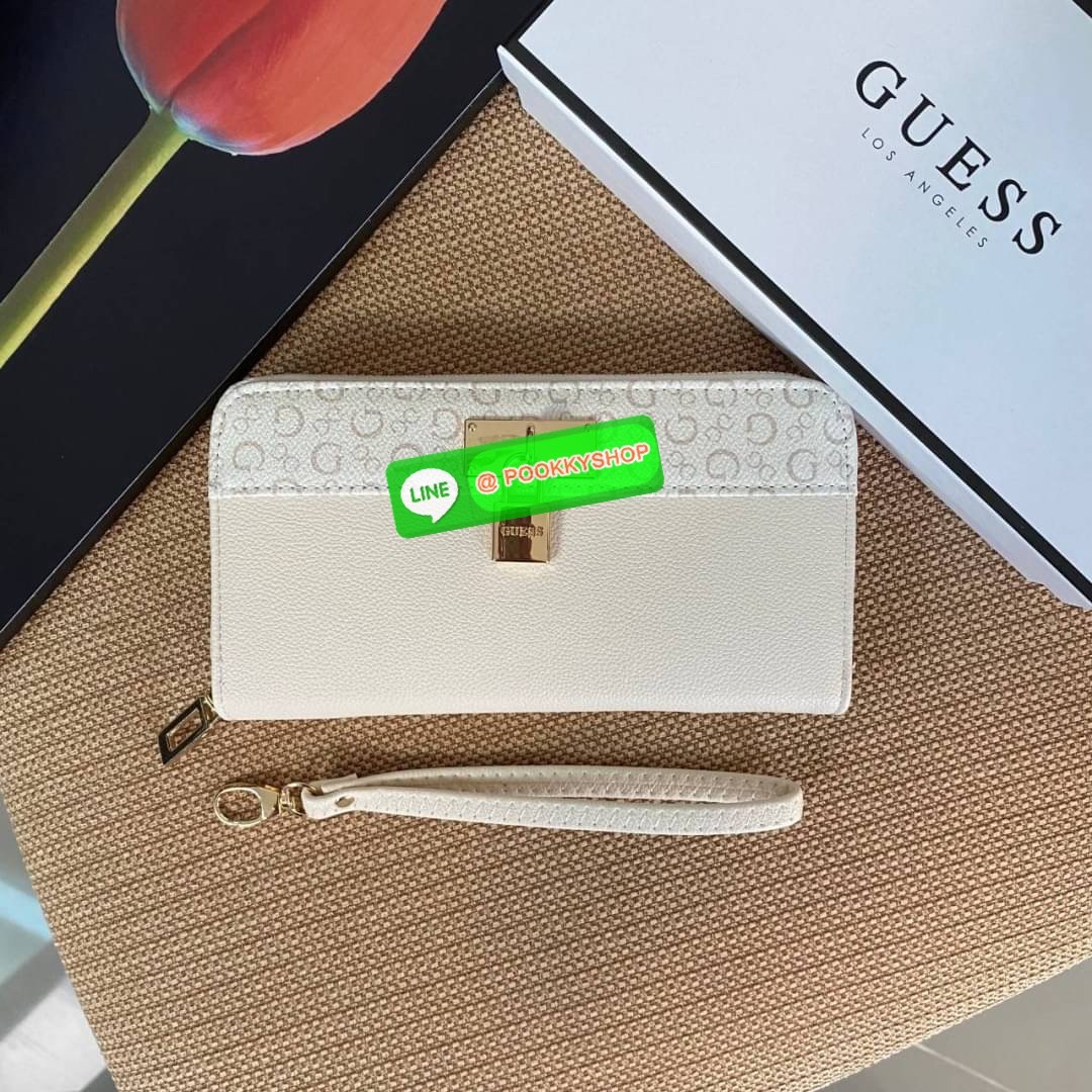 Guess Long Wallet กระเป๋าสตางค์ใบยาวซิปรอบหนังนิ่ม ด้านหน้าโดดเด่นด้วยกุญแจชื่อแบรนด์ รุ่นนี้มีสายคล้องมือมาให้ เพื่อใช้งานง่ายและสะดวกมากยิ่งขึ้น ด้านในมีช่องใส่ธนบัตร ช่องใส่บัตร และช่องซิปใส่เหรียญค่ะ
