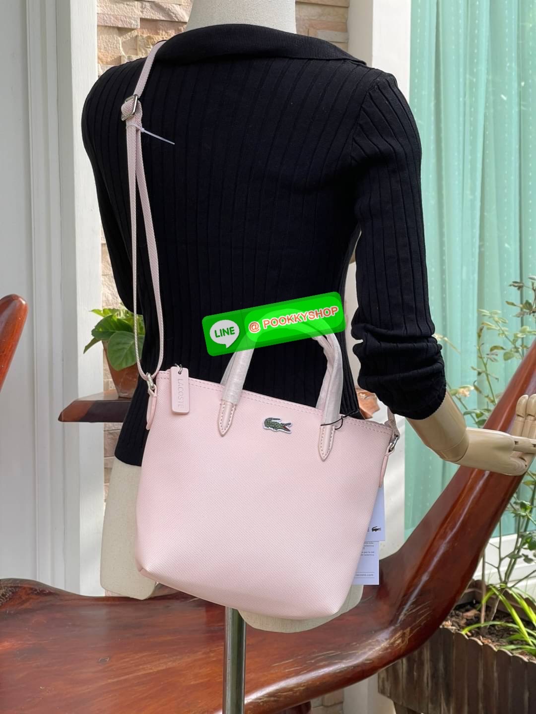 ลาคอส Women's L.12.12 Concept Petit Piqué Zip Tote กระเป๋าสะพายข้างทรง mini tote วัสดุ pvc100% เปิดปิดด้วยซิปเดียวด้านบนสะดวกใช้งาน ใส่มือถือได้ทุกรุ่น ด้านหน้ามีดีเทลโลโก้ปักดูโดดเด่น สายของกระเป๋ารุ่นนี้สามารถปรับความยาวได้ฟรีไซส์ เลือกสะพายได้ ไ