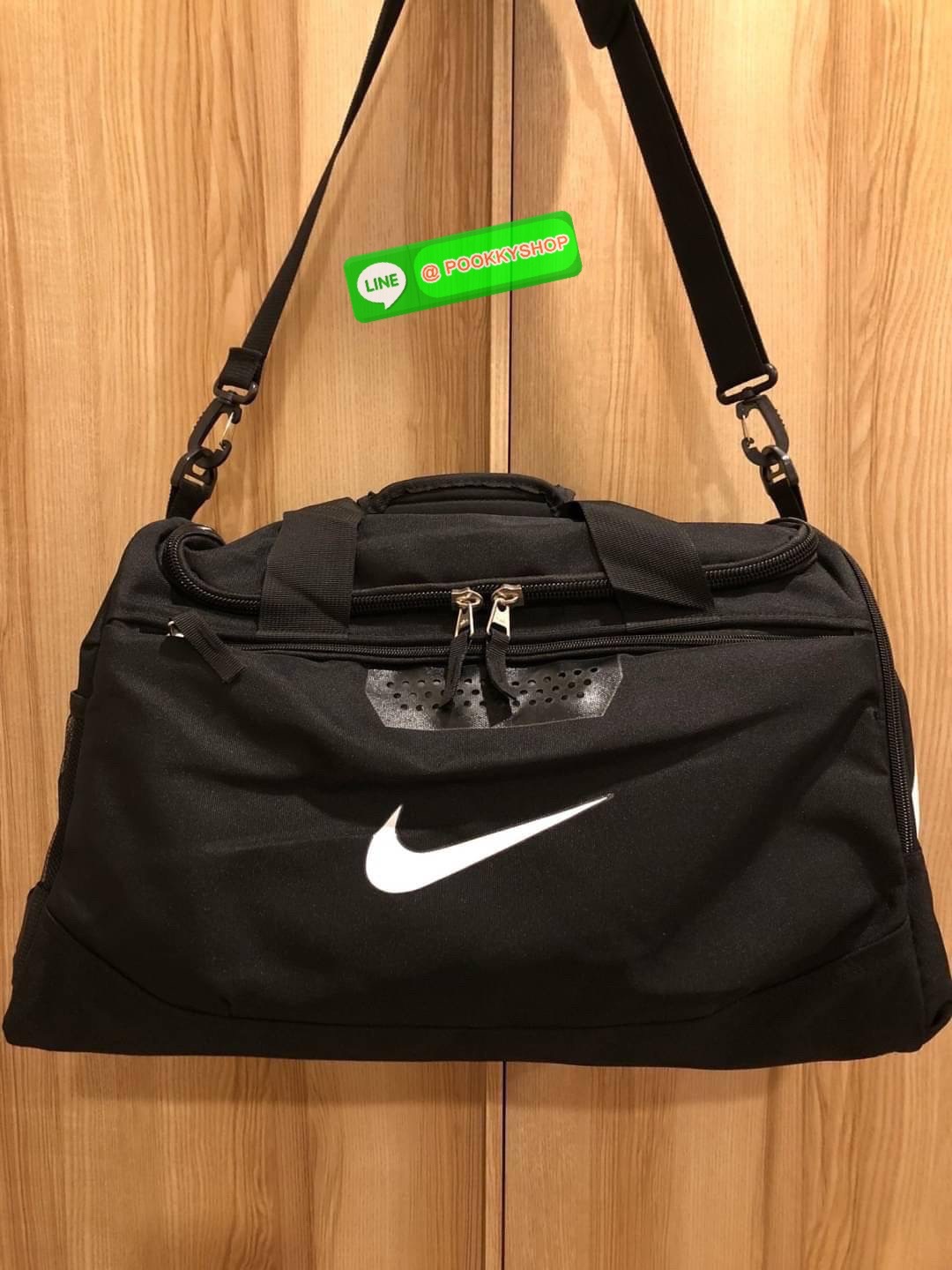 NIKE GYM BAG กระเป๋ายิมและกระเป๋าเดินทางสารพัดช่องที่มีพื้นที่ให้คุณเก็บของมากมาย ไม่ว่าจะช่องซิปคู่หลักที่กว้างใหญ่ สำหรับใส่เสื้อผ้าเดินทางได้หลายชุด ปลอดภัย ช่องรองเท้าแยก และช่องใส่ของด้านในสำหรับเก็บของมีค่า สายคล้องไหล่คู่และสายสะพายไหล่ถอดเก็บได้สา