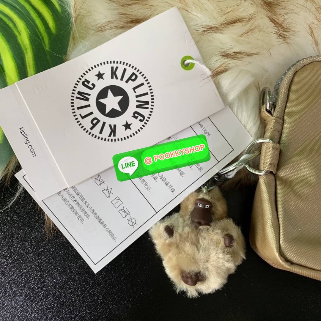 KIPLING 3 Monkey program Seoul up clutch & sling bag กระเป๋าคล้องมือ หรือ สะพายข้าง ขนาดเล็ก วัสดุ Nylon & Polyester 100% ใช้งานได้ 2 รูปแบบ มีสายสลับเปลี่ยนได้ทั้งแบบคล้องมือหรือสะพายข้าง เปิด-ปิดด้วยซิป ช่องหลักโล่ง มีช่องใส่บัตรด้านข้าง 6 ช่อง และช่องด