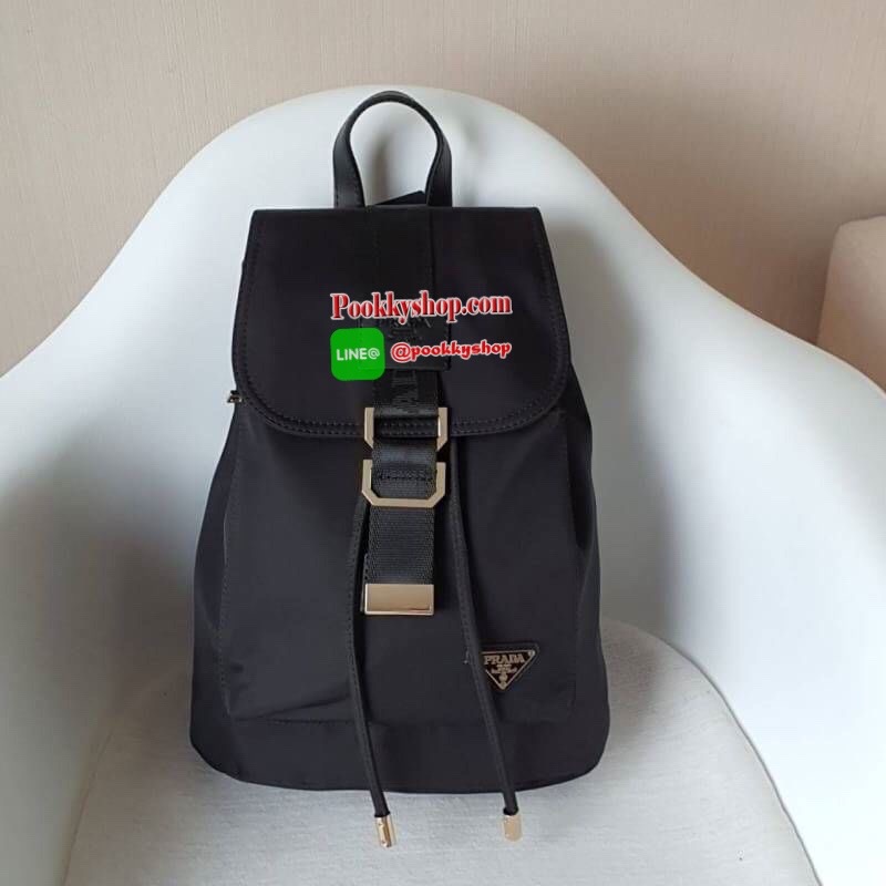 NEW ARRIVAL มาใหม่กับกระเป๋าเป้จากแบรนด์ Prada วัสดุทำจากผ้าไนล่อน สามารถกันน้ำได้ อะไหล่ทองทั้งใบเปิดปิดด้วยกระดุมแม่เหล็ก และมีช่องกระเป๋าหน้าเปิดปิดด้วยซิปอีก1ช่อง ภายในมีช่องซิปแยกอีก2ช่อง พร้อมบุผ้าลายแบรนด์อย่างดี สามารถใส่ labtop ipad ได้ ขนาดกะทัด