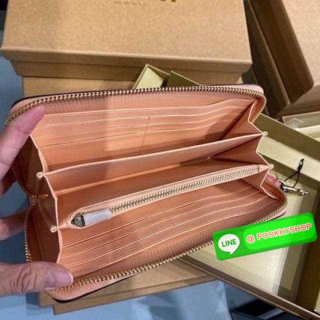 COACH C8695 LONG ZIP AROUND WALLET IN SIGNATURE CANVAS WITH MYSTICAL FLORAL PRINT พร้อมเสิร์ฟความหรู กับคอลใหม่ล่าสุด กระเป๋าสตางค์ใบยาวกึ่งคล้องมือ มาในดีไซน์ผู้ดี เรียบหรู ถือใช้แล้วขับผิวมาก ลวดลายดอกไม้คละเคล้าสวยงาม วัสดุหนังแคนวาสเคลือบลาย มาพร้อมสา