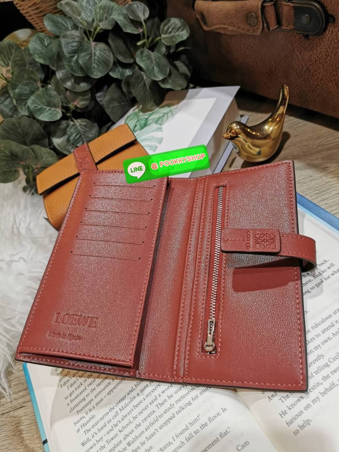✴️Don't Miss!✴️NEW! LOEWE LONG WALLET BAG VIP GIFT WITH PURCHASE-GWP กระเป๋าพรีเมี่ยมกิ๊ฟ Limited จาก LOEWE DUTYFREE COUNTER วัสดุหนังแท้เทคเจอร์สวยอยู่ทรงปั้มโลโก้แบรนด์ด้านหน้าเปิดปิดด้วยกระดุม ภายในมีช่องใส่ธนบัตรหลายช่อง ช่องหลักสาม