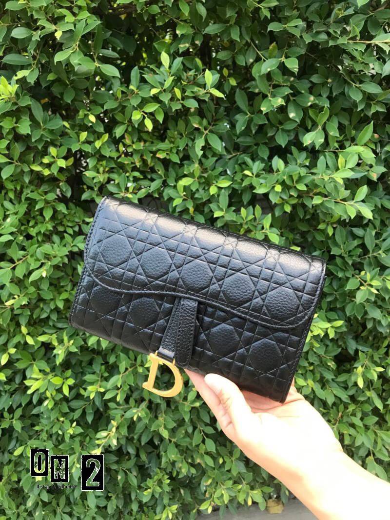 Dior clutch with Crossbody Bag Size 8 inch 🔺หนังวัว(leather) 🔺ด้านในมีช่องใส่นามบัตร ใช้เป็นกระเป๋าสตางค์ได้เลยค่ะ 🔺มีสายยาวโซ่ 1 เส้น (Have 1 chain)