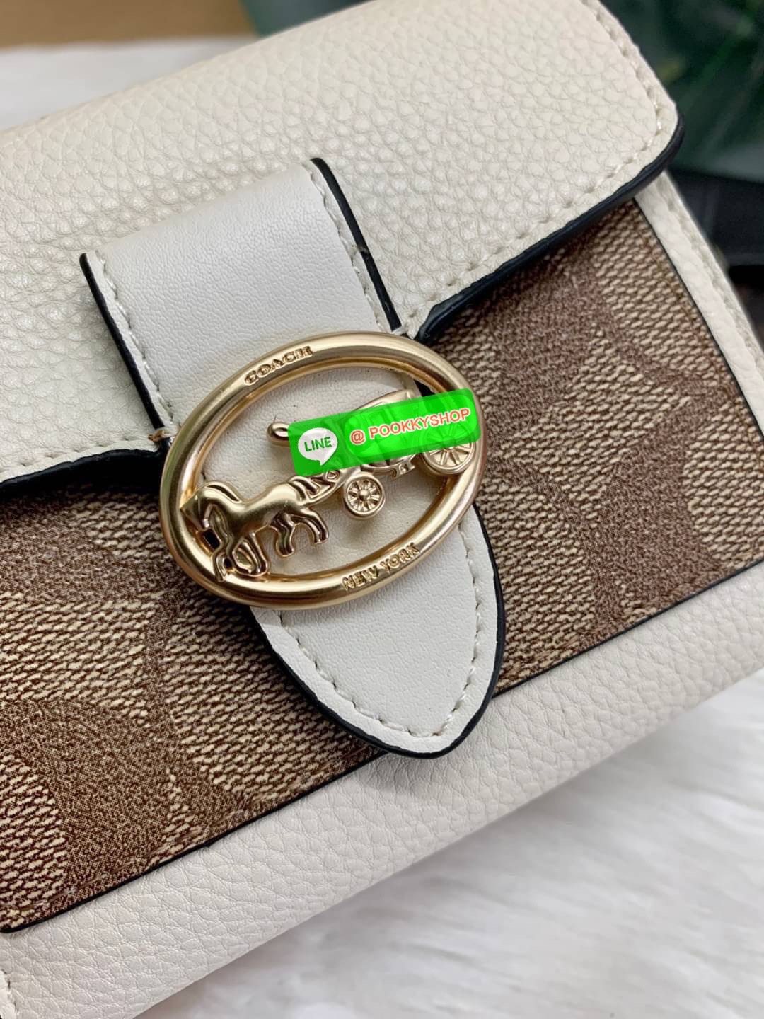 COACHGEORGIE SMALL WALLET IN SIGNATURE ((6791//7250) พร้อมส่ง!! กระเป๋าเงินใบสั้น หนังแท้ชั้นดีค่ะ! 🌈ด้านหน้าสวยหรูด้วยอะไหล่โลโก้แบรนด์ พร้อมเป็นช่องกระดุมสำหรับใส่เหรียญและช่องเสียบบัตรหนึ่งช่องนะคะ