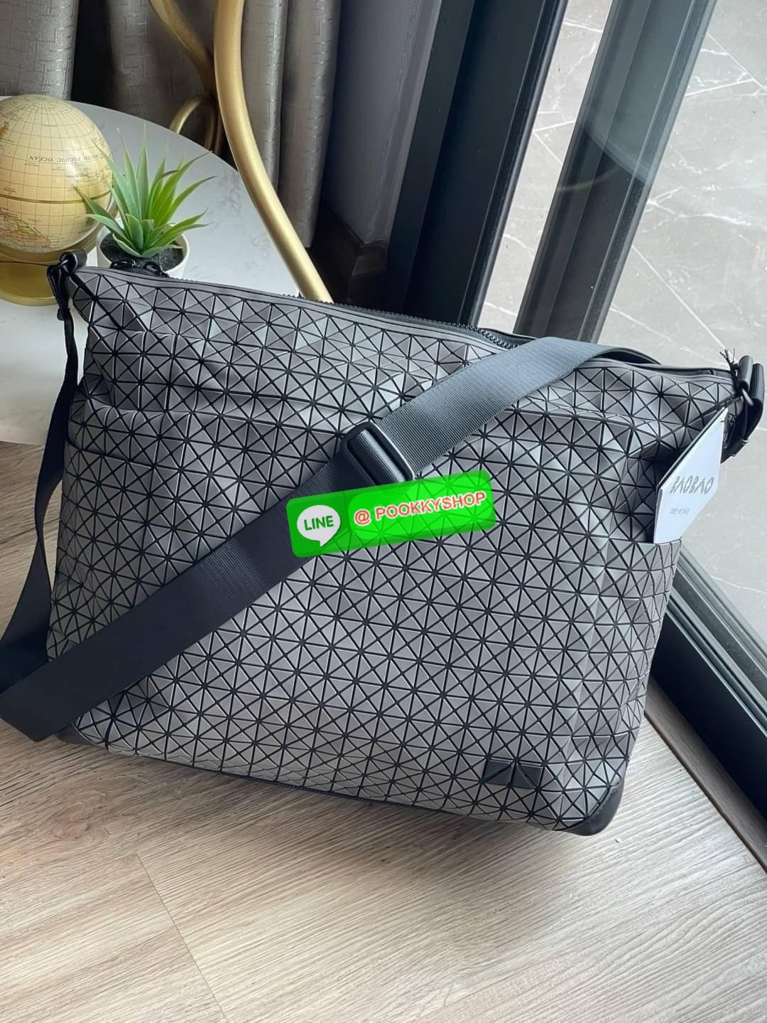 Baobao Issey Miyake Large Messenger Bag เป็นทรงกระเป๋าที่ได้รับความนิยมอย่างมาก เนื่องจากมีขนาดกำลังดี พกพาสะดวกและมีดีไซน์หลากหลาย สามารถใส่ได้ทั้งเอกสาร, สมาร์ตโฟน, โน้ตบุ๊ก หรือแม้แต่ของจุกจิกอื่น ๆ เหมาะสำหรับการใช้งานในชีวิตประจำวันเป็นอย่างมากค่ะ นั
