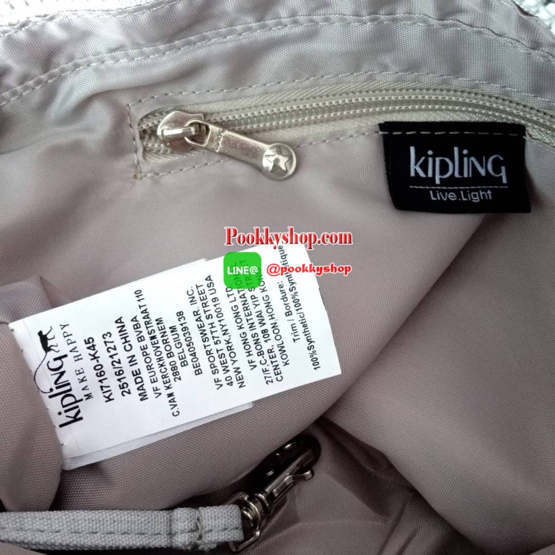 KILING NORI Handbag & Shoulder bag กระเป๋าถือหรือสะพายขนาดกลาง ทำจากวัสดุ ผ้า Nylonเคลือบ+Polyester น้ำหนักเบา จุดเด่นที่ช่องหลักมีขนาดใหญ่ พร้อมช่องซิปแยกย่อย สามารถใส่สัมภาระได้เยอะ มาพร้อมสายสะพายยาว สามารถปรับระดับได้ตามความต้องการ มีพวงกุญแจลิงห้อยตา