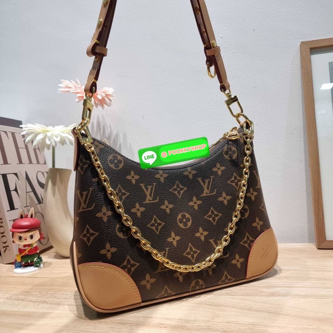 LV boulogne bag กระเป๋าสะพาย ดีไซน์คลาสสิครุ่นสุดปัง ขนาดกำลังดี ใช้งานได้สะดวกคล่องตัว วัสดุหนังแคนวาสทนทาน ปากกระเป๋ามีซิปเปิดปิด ภายในโล่งกว้าง ใส่ได้ทั้งกระเป๋าสตางค์ใบยาว มือถือ ของจำเป็นต่างๆ มาพร้อมสายสะพาย ปรับได้ตามชอบ และสายโซ่คล้องไหล่อีกหนึ่งเ