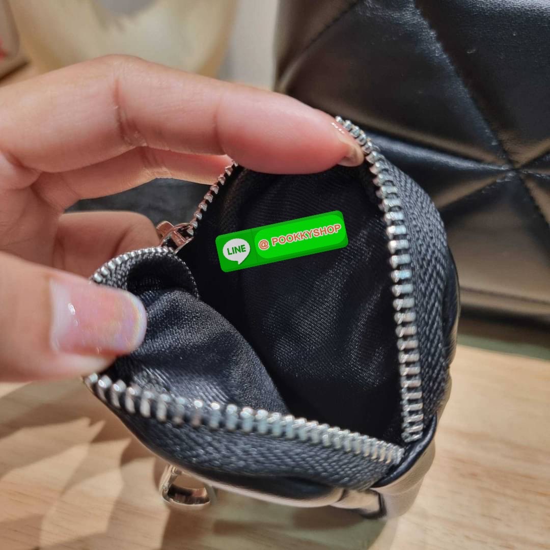 PRADA LEATHER PADDED BAG ใหม่ล่าสุด กับคอลเลคชั่นที่ทำออกมาตอบโจทย์ได้ทุกไลฟ์สไตล์ และเป็นยูนิเซ็กส์ กับกระเป๋าทรงโท้ท ขนาดกำลังดี วัสดุหนังแท้ ตัดเย็บเดินเส้นลายตาราง ปากกระเป๋ามีซิปเปิดปิด ภายในเป็นช่องโล่ง มีช่องแยกให้ มาพร้อมสะพายข้างและใบลูก ให้ได้สน