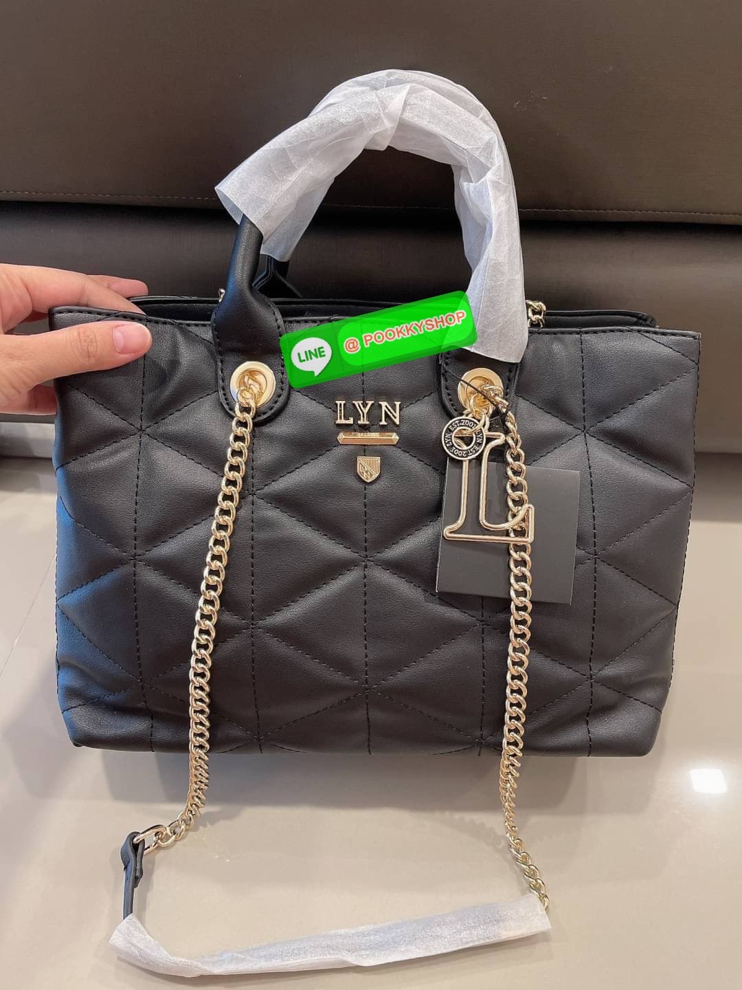 Lyn ทรงถือ/สะพายไหล่ เปิด/ปิดกระเป๋าด้วยกระดุมแม่เหล็ก มี 2 ช่องใช้งานใหญ่ๆ ตรงกลางมี 1 ช่องซิป ช่องลับอีก 2 ช่อง มีหมุดรองฐาน 4 จุด อะไหล่ทองหรูๆ