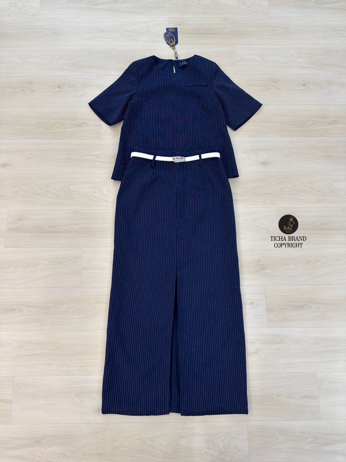 ชุดเซทแฟชั่น Set 3 ชิ้นเสื้อ+กระโปรง+เข็มขัด เสื้อแขนสั้นสีกรมลายตรงคอกลม ทรงโอเวอร์ไซส์