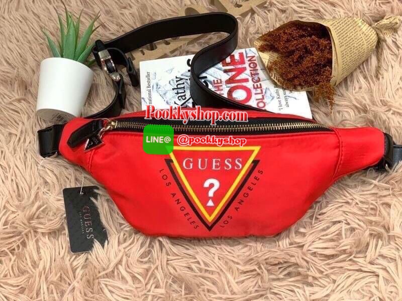 Guess Adjustable belt strap waist bag กระเป๋าทรงคาดอกคาดเอวทรงยอดฮิตแห่งปี ออกมาให้ยลโฉมอีกรุ่นด้วยการใช้งานที่ง่ายและคล่องตัว มีหัวซิปสามเหลี่ยมโลโก้แบรนด์เป็นสัญลักษณ์ ใส่โทรศัพท์มือถือได้ทุกรุ่น สายสะพายปรับได้ฟรีไซส์ สวยดูโฉบเฉี่ยวเอาใจวัยรุ่นเลยคร้า!