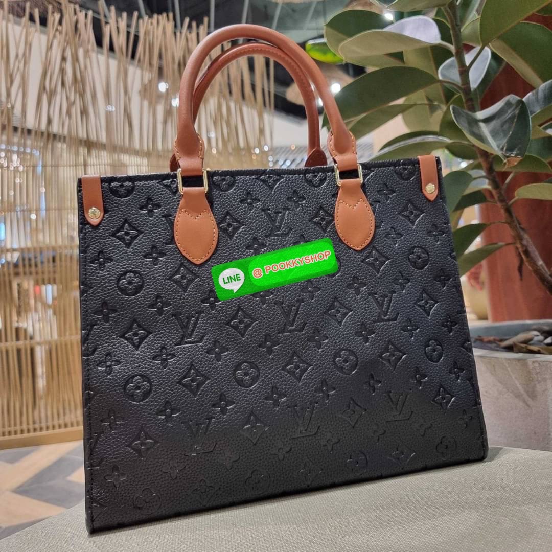 New arrival!! LV crossbody tote bag ดีไซน์สวยคม สมราคา ดูแพงไปอีก ด้วยดีเทลลายของหนัง crossgrain กระเป๋าทรงโท้ทจากเคาน์เตอร์ dutyfree คลาสสิค ผู้ดียืนหนึ่ง โทนสีใช้งานง่าย แมทช์ได้ทุกลุค มาพร้อมหูจับในตัว แบบหูหิ้ว และหูยาวสำหรับสะพายไหล่ เก๋มาก ชิคมาก ภา