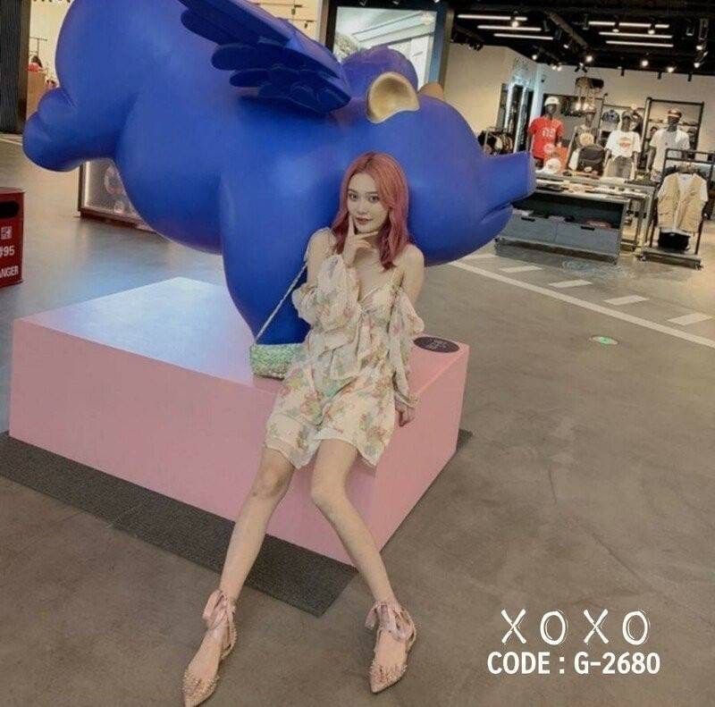 สินค้าพร้อมส่ง คัชชู สวม หน้าวี ใส่แล้วขาดูเรียวยาว มีมิติ สวมใส่ง่าย วัสดุพลาสติกอย่างดี นุ่ม แต่งหมุดหนาม สวยงามตามภาพ เก๋ๆ กับริบบิ้นไว้ใส่ผูกข้อเท้า