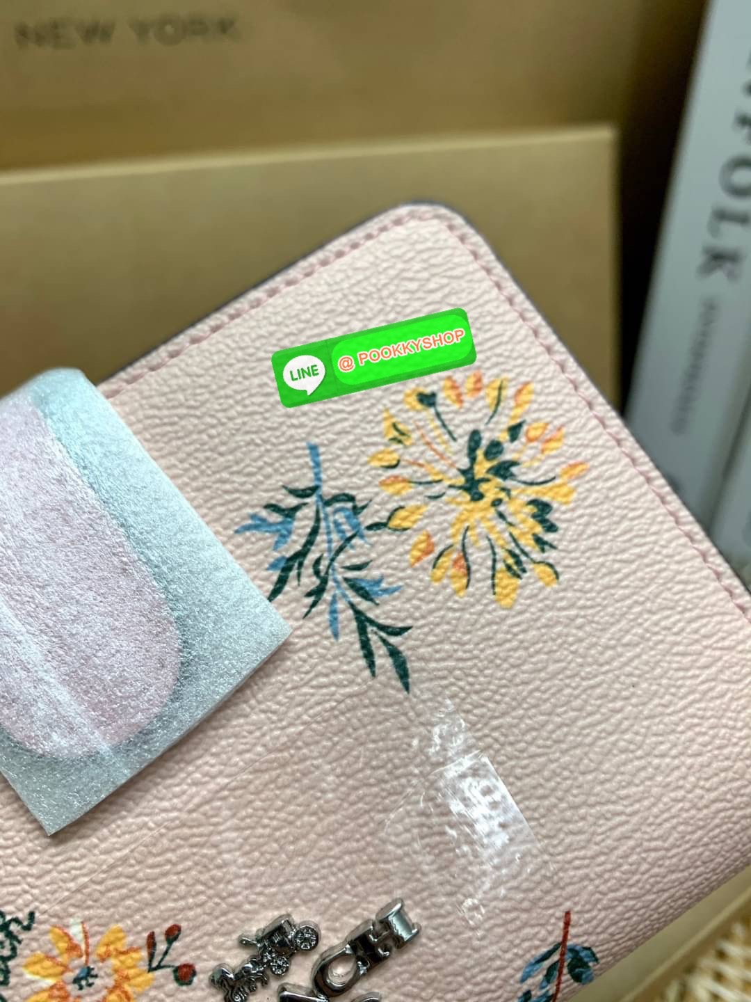 COACH MEDIUM CORNER ZIP WALLET WITH DANDELION FLORAL PRINT ((2855)) พร้อมส่งความสวย แถมความหมายดีด้วยค่ะ! กระเป๋าเงินใบกลาง ลายดอก Dandeloin ทั้งใบสวยงามมากๆนะคะ มีช่องใส่ธนบัตรหนึ่งช่อง;ช่องใส่บัตรได้ถึง10ช่อง;และช่องซิปสำหรับใส่เหรียญอีกหนึ่งช่องค่ะ &#x